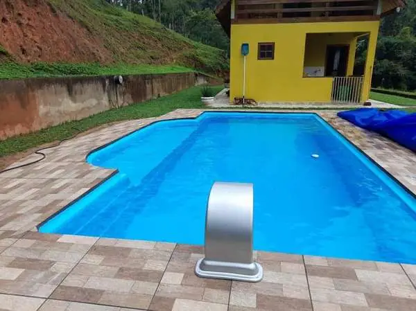 Piscina de fibra com cascata em chácara